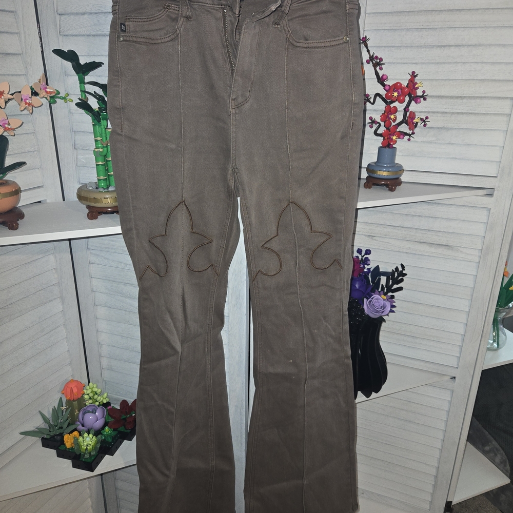 Judy Blue Flared Jeans with Embroidered Design size 5